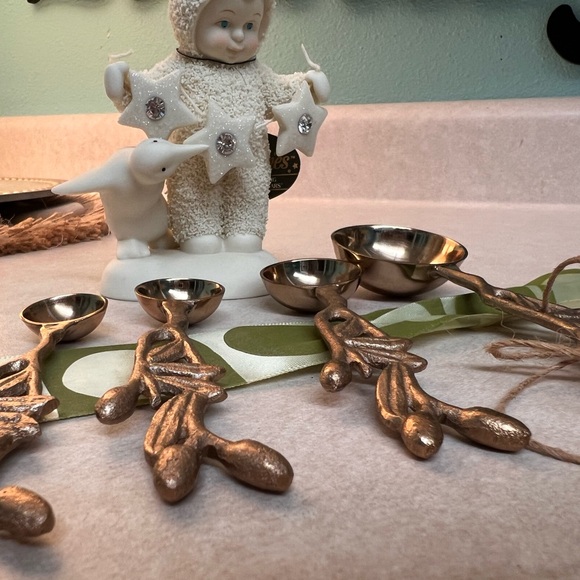 Southern Living Ornate Gold Measuring Spoons - Picture 4 of 7